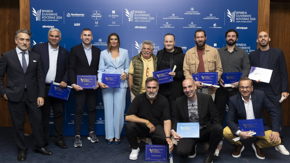 Με Βραβείο Ελληνικής Κουζίνας σε Μύκονο και Σαντορίνη βραβεύτηκαν (από αριστερά): Αθανάσιος Βαλσαμής (